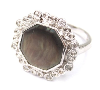 Auktion 373<br>Ring mit Perlmutt, 925er Silber, RW 59, 6,5 Gramm [1]