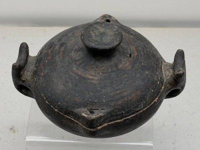 Auktion 373<br>Kochtopf/Deckelschale, traditionelle schwarze Keramik aus La Chamba, Kolumbien. wohl um 1400 n. Chr.  lt. Einlieferer, Altersspuren, H.12 cm, D-17 cm [1]