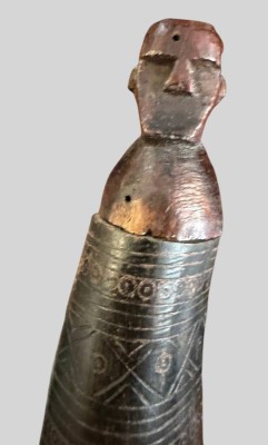 Auktion 373<br>Betelnuss-Kalk-Behälter Büffelhorn, wohl Indonesien/Ozeanien, mit Männerkopf aus Holz geschnitzt, H-17 cm [1]