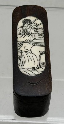 Auktion 373<br>kl. .Utensilo, China/Tibet, beschriftet, Holz mit Beineinlagen, H-4cm, L-10 cm [1]