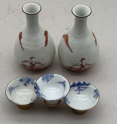 Auktion 373<br>2x Sake-Flaschen, 3 Sakeschalen, Japan, älter? H-14 cm [1]