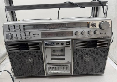 Auktion 373<br>Aiwa TPR-990E Ghettoblaster Stereo Radio Cassette Recorder VU Meter, 80-er Jahre, gross und schwer, funktioniert- Daten von Radiomuseum.org [1]