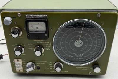 Auktion 373<br>historisches Funkgerät vom Typ Sailor 66T, hergestellt von S.P. Radio in Aalborg, Dänemark für Schiffe,  Analoges Radio mit großer Frequenzskala für LW, MW und SW, sowie eingebautem Messinstrument zur Signalkontrolle, um 1965, H-23 cm, L-32 cm, T-15 cm [1]