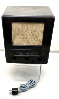 Auktion 373<br>Volksempfänger  VE301 Dyn in Bakelitgehäuse, mit Hoheitszeichen, funktionstüchtig, anbei Bauplan und Bedienungsanleitung (einige dieser Radios stammen aus dem Nachlass eines der ersten Radiohändlers aus Bremerhaven, verst. 1994, es folgen wohl noch viele Radio in den nächsten Auktionen)32x27x19cm [1]
