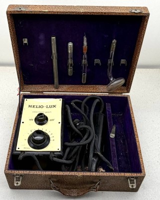 Auktion 373<br>antikes Helio-Lux Violet Ray Hochfrequenz-Heilgerät aus den 1920er oder 1930er Jahren, d Koffer mit verschiedenen Glaselektroden, einige fehlen, 30x24 cm [1]