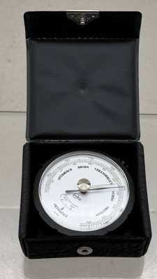 Auktion 373<br>Reisebarometer in Etui, auf  Ortshöhe einstellbar, ca. 7x7 cm [1]