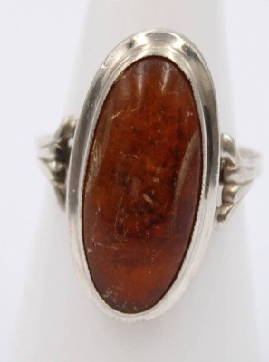 Auktion 373<br>Ring mit einem Bernstein, 900er Silber, RW 54 (Schiene eine Seite lose), 5,0 Gramm, [1]