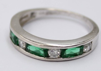 Auktion 373<br>Ring mit grünen und weißen Steinen, 925er Silber, RW  59, 3,4 Gramm [1]