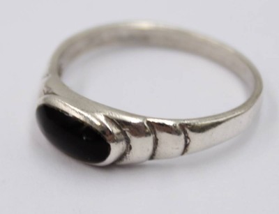 Auktion 373<br>Ring mit einem schwarzen Stein, 925er Silber, RW 56, 2,4 Gramm [1]