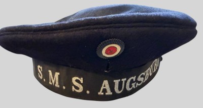 Auktion 373<br>Kaiserliche Marine Tellermütze mit silbergewebtem Mützenband 