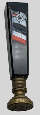 Auktion 373<br>Petschaft mit Kaiserfarben Deutsches Reich und Marine-Flagge, wohl Stein oder Glas?, H-9,5 cm, Moogramm EB [1]