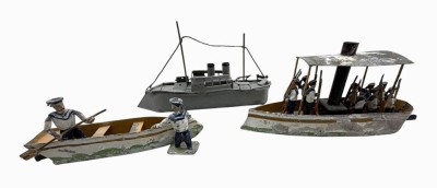 Auktion 373<br>3 kl. Schiffsmodelle, Metall, wohl Kaiserzeit, mit Marine-Soldaten, L-max. 13,5 cm [1]