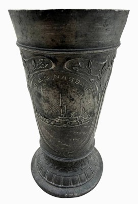 Auktion 373<br>Jugendstil-Zinnbecher mit Seiner Majestät und S.M.S Nassau [1]