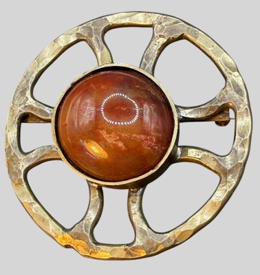 Auktion 373<br>grosse runde Brosche, mittig brauner Stein-Cabouchon, versilbert, D-5 cm [1]