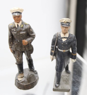 Auktion 373<br>2 Zinn Marine-Soldaten, H-6 cm [1]