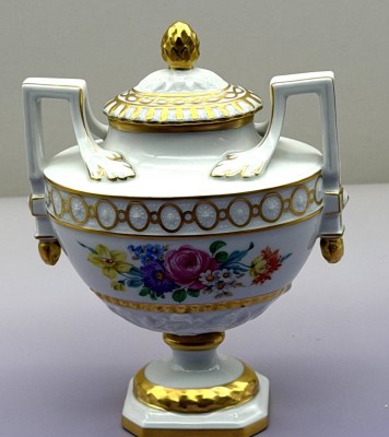 Auktion 373<br>Deckelvase mit Henkeln, Fa. Hutschenreuther, [1]