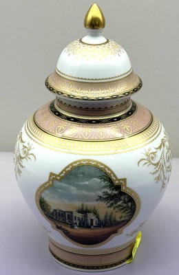 Auktion 373<br>Kaiser Porzellan-Deckelvase im 