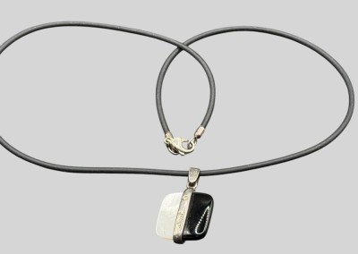 Auktion 373<br>Kautschuk-Band mit Silber-925- Anhänger und Schliesse, s/w Stein [1]