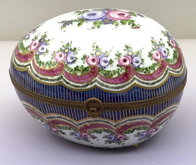 Auktion 373<br>gr. Utensilo in Eiform, Limoges, handbemalt und signiert, H-15 cm, 21x15 cm [1]