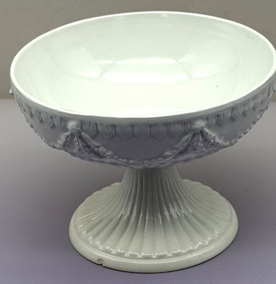 Auktion 373<br>Majolika Tafelaufsatz, Italy, am Stand mit Chip, H-11,5 cm, D-15,5 cm [1]