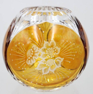 Auktion 373<br>böhmische Kugelvase mit gravierten floralen Motiven - Bernsteinfarben überfangen . [1]