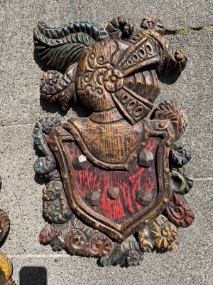 Auktion 373<br>gr. Holz-Wappen, bemalt, hing jahrzehnte im Turm auf Neuwerk, 60x36 cm [1]