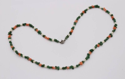 Auktion 373<br>Halskette bestehend aus unregelmäßigen orangefarbenen und grünen Steinfragmenten und Muschelkern . [1]
