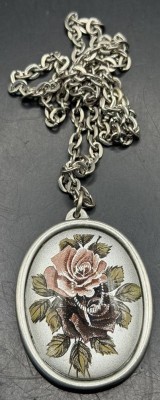 Auktion 373<br>Jørgen Jensen  Zinn-Anhänger mit Rosenknospen , 4,5x3,5 cm, an langer Zinn-Kette, Denmark [1]