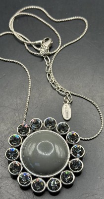 Auktion 373<br>Pilgrim Halskette mit Anhänger, versilbert, grauer Stein, umringt von klaren Steinen, D-4 cm [1]