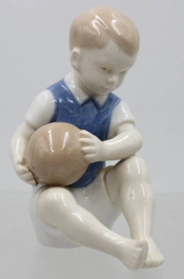 Auktion 373<br>Porzellanfigur ,, Junge mit Ball '' gemarkt nur Nummer , wohl Carl Scheidig ? [1]