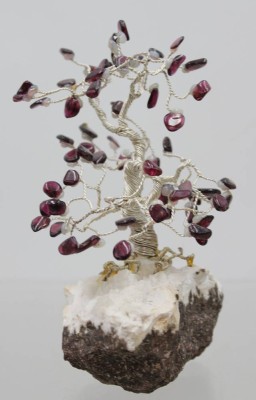 Auktion 373<br>Drahtbaum ( silberfarbend) auf Mineral-Stein ? mit Granatsplittern  [1]