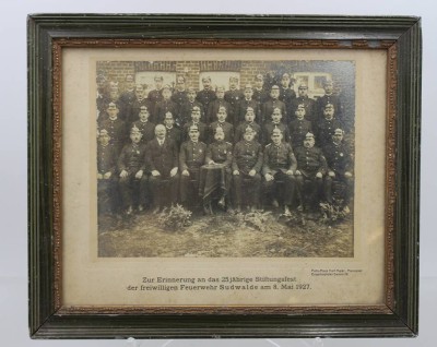 Auktion 373<br>Fotografie der Freiwilligen Feuerwehr Sudwalde ,, zum 25 jährigen Stiftungsfest 1927 [1]