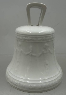 Auktion 373<br>Glocke Königliche Porzellanmanufaktur Berlin 20. Jh. Friedensglocke mit Reliefglasur und dem Datum 24.10.1950. Innen unterglasurblaue Zeptermarke. D-ca. 10,5 cm, Höhe ca. 12cm. Guter Zustand. [1]