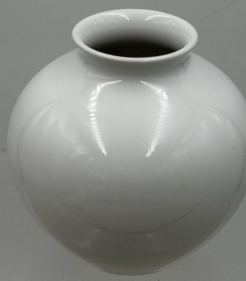 Auktion 373<br>bauchige weisse Vase 