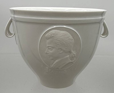 Auktion 373<br>KPM Vase Mozart Becher mit Biskuitmedaillon, Mozart-Portrait, H-11,5 cm, D-13 cm, Designer-Siegmund Schütz (1935) [1]
