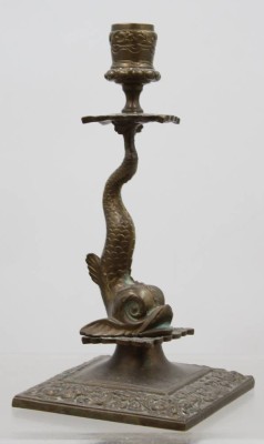 Auktion 373<br>Bronze Kerzenhalter mit Fabel-Fischfigur , älter  [1]