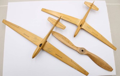 Auktion 373<br>2 x Balsaholz Segelflugzeug Modelle unterschiedlicher Größe sowie  [1]