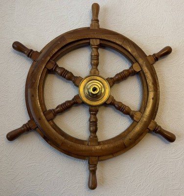 Auktion 373<br>kl. Holz-Steuerrad mit Messingnabe, lange Wandschraube fehlt, D-57 cm [1]
