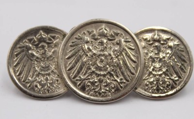 Auktion 373<br>Brosche aus 2 x 1 Reichspfennig um 1906 und 1x 2Reichspfennig  , versilbert . [1]