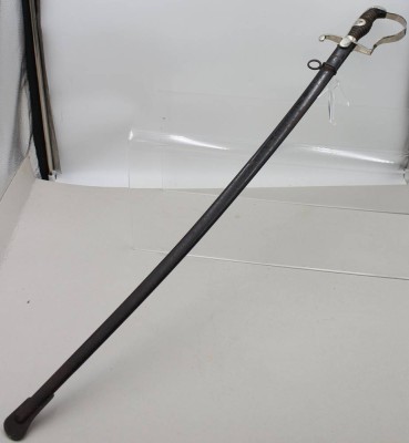 Auktion 374<br>Ein Wehrmachtseinheitssäbel mit passender Scheide, gemarkt, an D-förmigen  Bügelgefäß Lötstelle lose sonst  guter Zustand, L-99 cm [1]