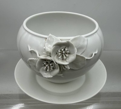 Auktion 373<br>KPM BERLIN ZEPTER ÜBERTOPF CACHEPOT WEISS BLÜTEN ORNAMENT PLASTISCHES RELIEF, minim. Chips, mit Unterteller, D-19 cm, H-12,5 cm, D16 cm, [1]
