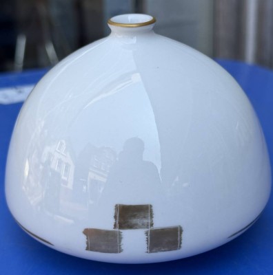 Auktion 373<br>Vase weiss mit Golddekor, 