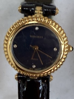 Auktion 373<br>Nina Ricci Paris Uhr D952 vergoldet mit  4 kl.  Diamanten auf Ziffernblatt, Lederband Quartzwerk nicht geprüft, gut erhalten in OVP [1]