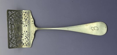 Auktion 373<br>versilberter Spargelheber, 100-er Auflage, L-27 cm, B-11,5 cm [1]