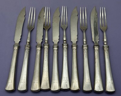 Auktion 373<br>10 tg. Desertbesteck, Vollsilber-925-, 262 gr., Griffe, Zinken, Klingen alles Silber, [1]