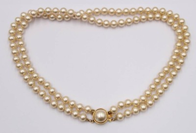 Auktion 373<br>Kunstperlenkette, 2reihig, ca. L-36,5cm [1]