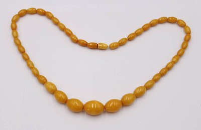 Auktion 373<br>Halskette, Bernstein, olivenförmige Steine, ca. 32gr., L-54cm [1]