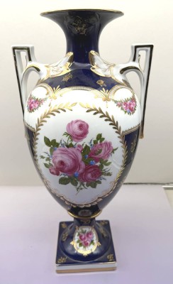 Auktion 374<br>hohe Amphorenvase im Empire-Stil, Rosen mit Gold und Kobalt, ungedeutete Blaumarke, H-48 cm [1]