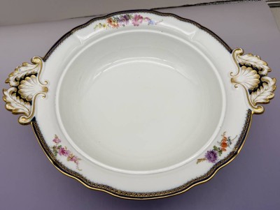 Auktion 373<br>gr. Meissen Henkelschale auf Stand mit Griffen, Blumenmalerei und Kobaltrand mit Gold, Knaufschwerter um 1860, 1.Wahl, guter Zustand [1]