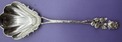 Auktion 373<br>Sahnelöffel, S-835-, Rosenmuster, L-16,5 cm, 24 gr. [1]